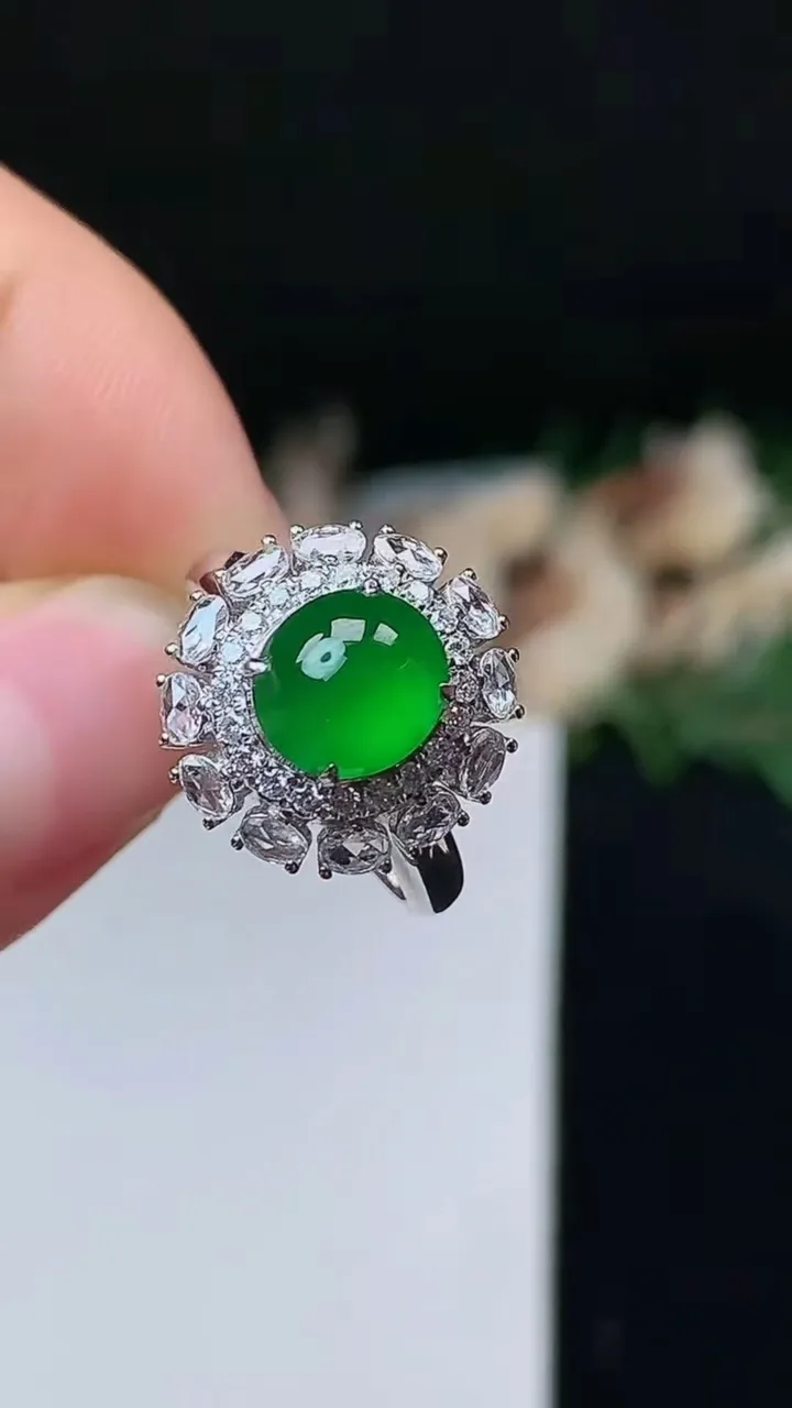 天然A货翡翠蛋面戒指，尺寸16.4-8-7.4，重量:3.55g2025年10月23日
工厂直销收藏佳品,种好水足，色泽均匀，有种有色，上手高大气！