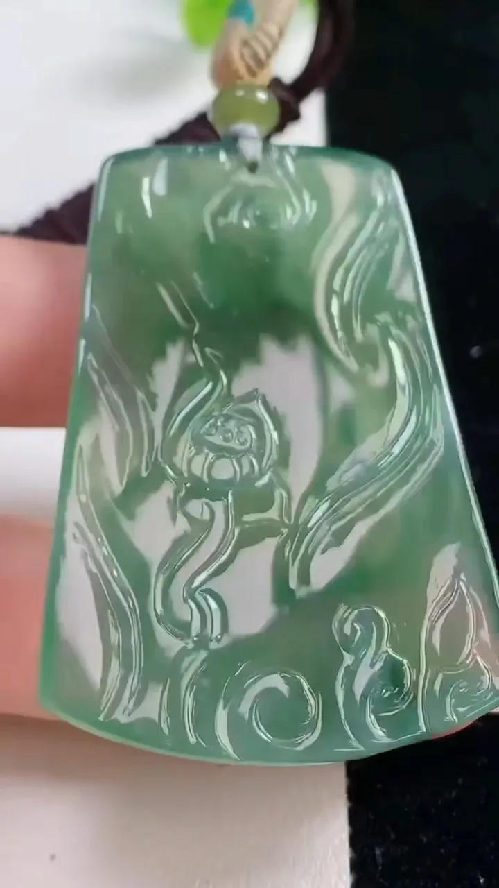 天然A货翡翠大日如来吊坠，尺寸52-36-6.3，重量:24.83g
10月23日