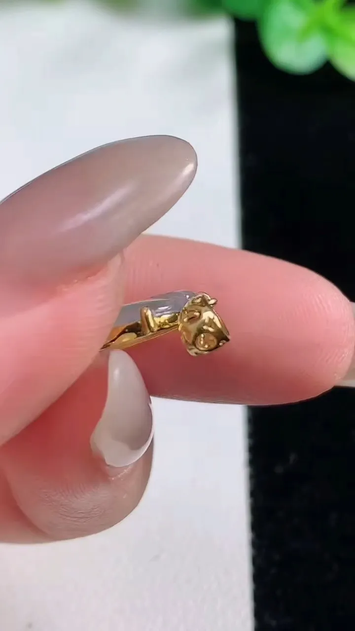 天然A货翡翠种白冰金枝玉叶 叶子吊坠，尺寸21-12.4-2.7，重量:1.47g
10月23日