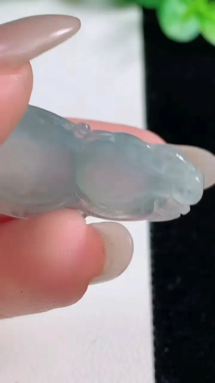 天然A货翡翠葫芦吊坠，尺寸35-18.7-6.8，重量:6.38g
10月23日