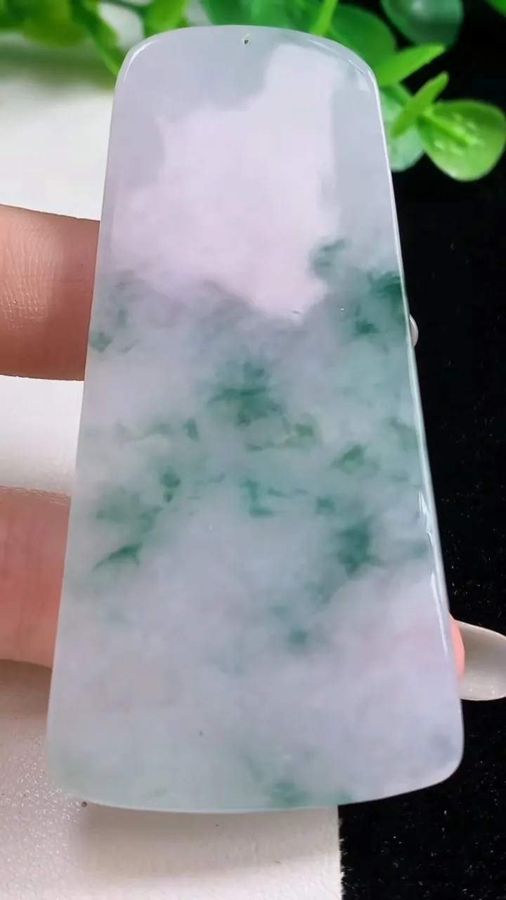 天然A货翡翠冰种飘花观音菩萨吊坠，尺寸73.8-37.2-5.6，重量:32.00g
10月23日