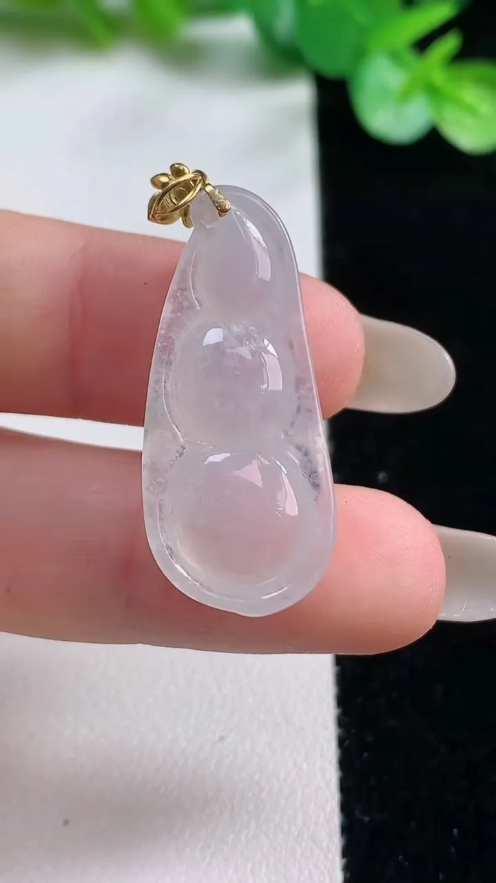 天然A货翡翠种白冰福豆吊坠，尺寸31-13.7-6.6，重量:4.53g
10月23日