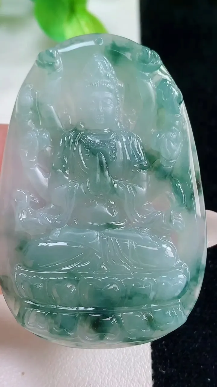 天然A货翡翠冰种飘花千手观音吊坠，尺寸53-35.8-5.2，重量:20.64g
10月23日