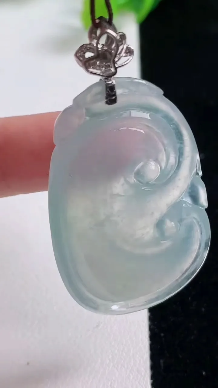 天然A货翡翠种白冰如意吊坠，尺寸51.2-32-5.4，重量:20.38g
10月23日