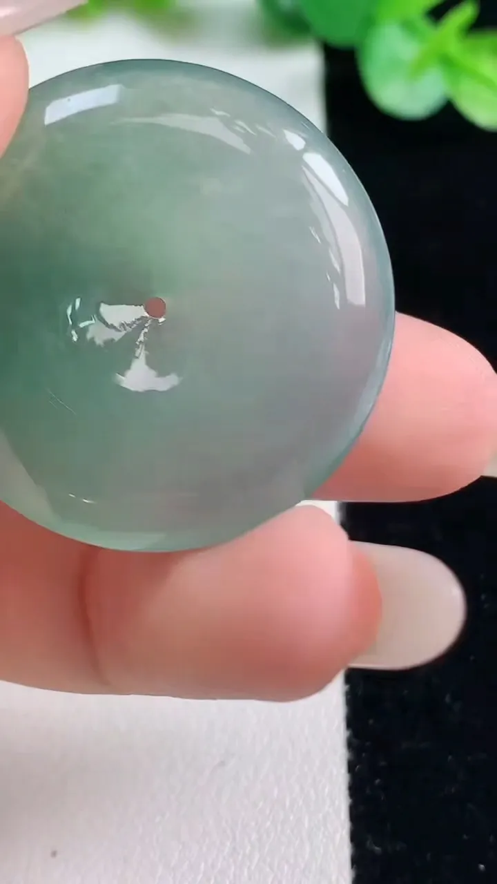 天然A货翡翠平安扣吊坠，尺寸31.8-5.9，重量:13.13g
10月23日