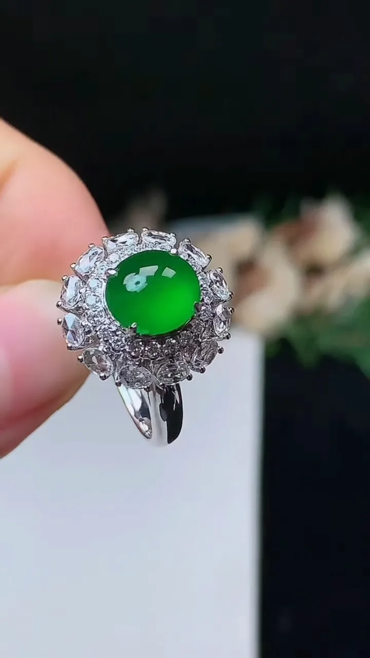 天然A货翡翠蛋面戒指，尺寸16.4-8-7.4，重量:3.55g2025年10月23日
工厂直销收藏佳品,种好水足，色泽均匀，有种有色，上手高大气！