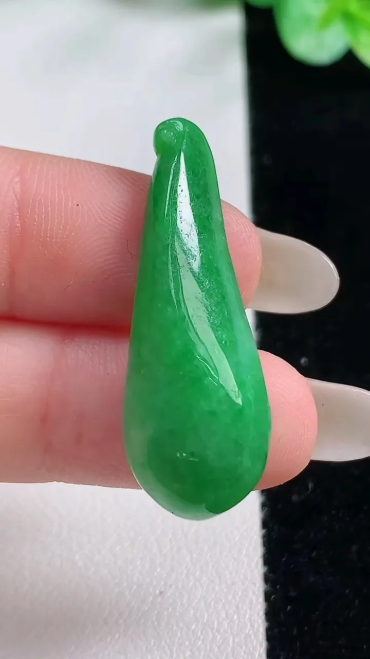 天然A货翡翠福瓜吊坠，尺寸35.2-12-5.2，重量3.75g
10月23日