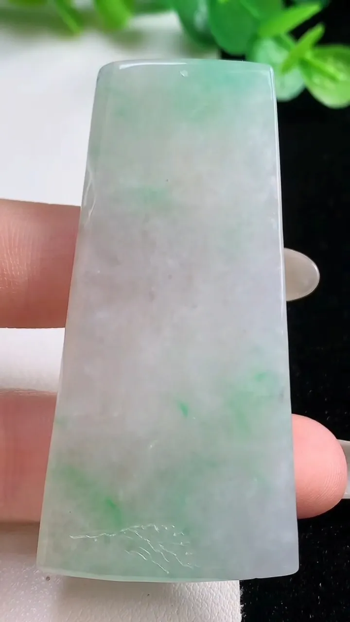 天然A货翡翠山水牌吊坠，尺寸62-29.3-6.8，重量:27.17g
10月23日