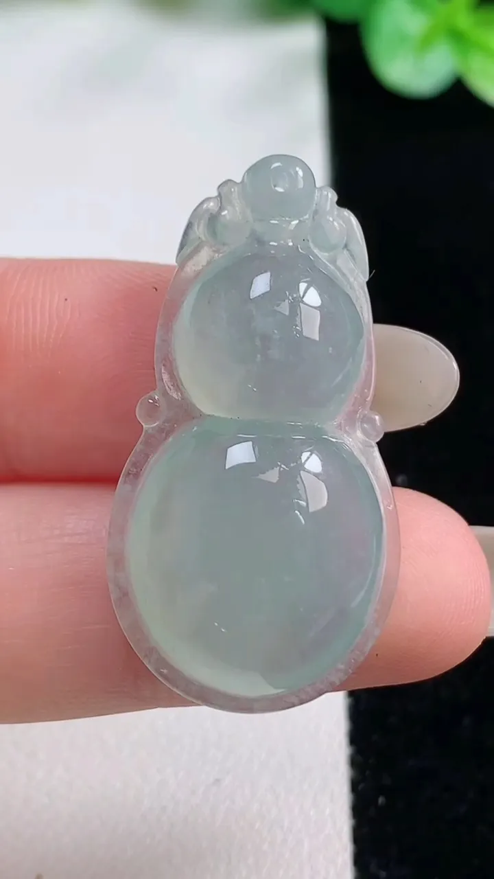 天然A货翡翠葫芦吊坠，尺寸35-18.7-6.8，重量:6.38g
10月23日