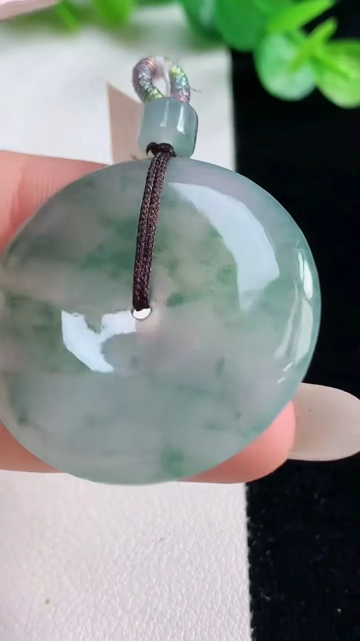 天然A货翡翠冰种飘花平安扣吊坠，尺寸35-4.8，重量:12.39g
10月23日