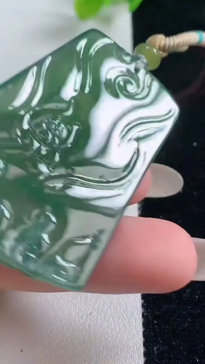 天然A货翡翠大日如来吊坠，尺寸52-36-6.3，重量:24.83g
10月23日