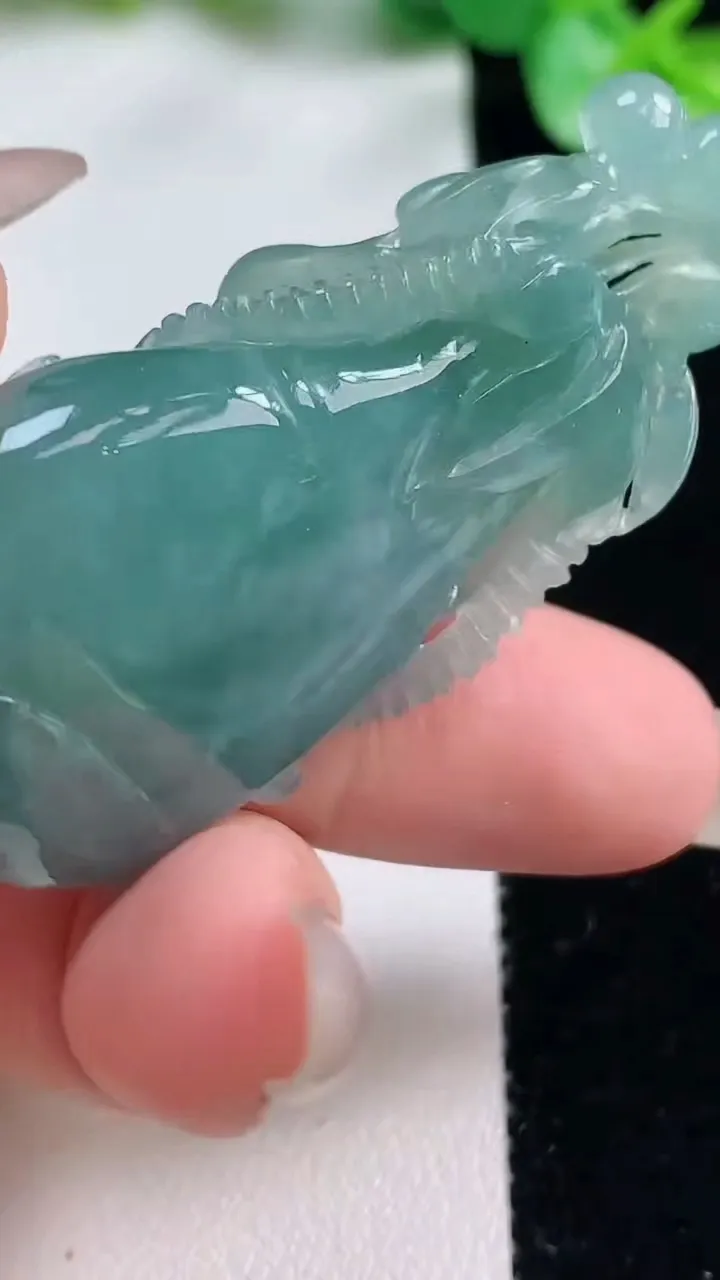 天然A货翡翠福瓜吊坠，尺寸49.3-25.7-12，重量:24.81g
10月23日