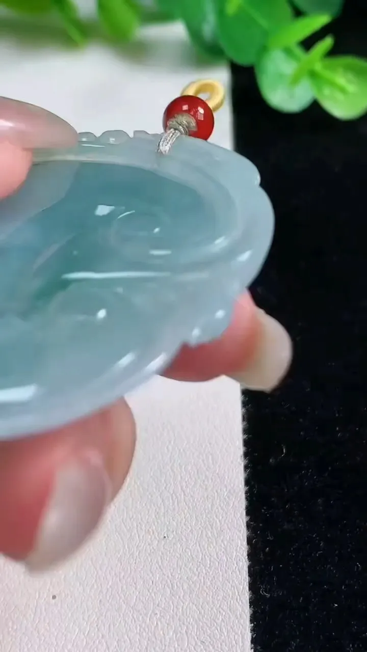 天然A货翡翠冰种飘花如意吊坠，尺寸53.5-42.8-6.7，重量:26.00g
10月23日
