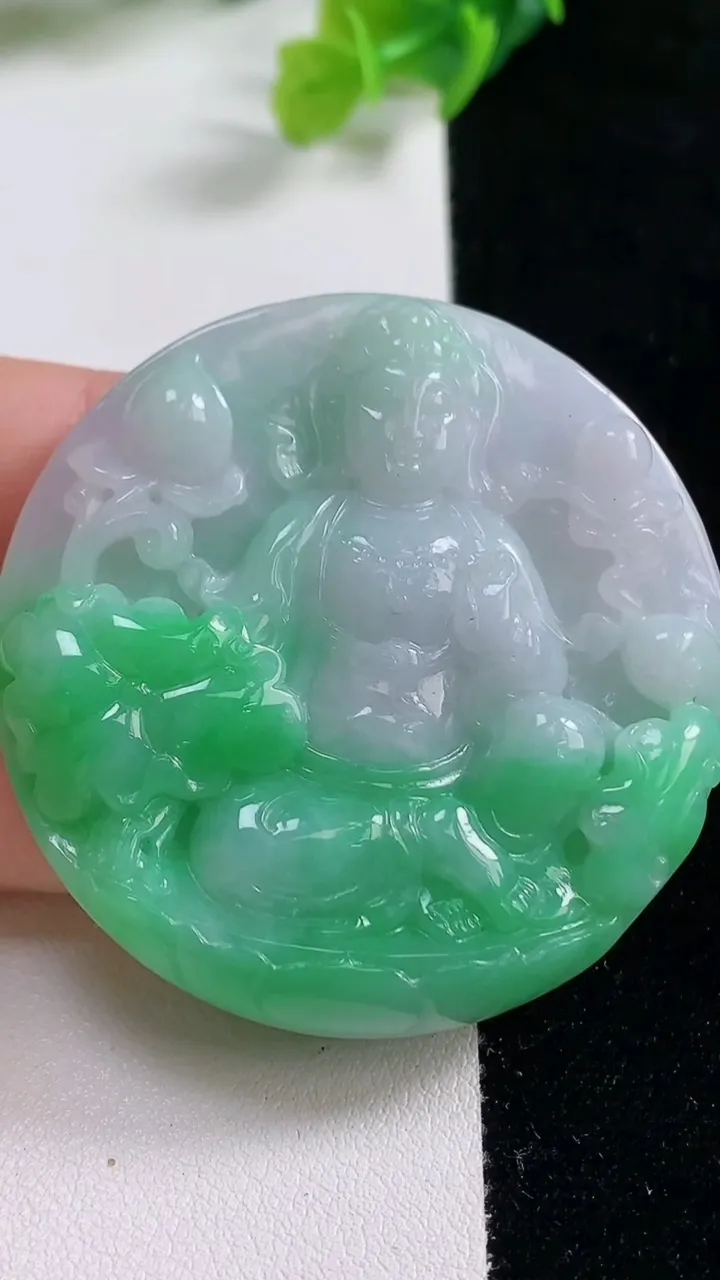 天然A货翡翠观音菩萨吊坠，尺寸49.8-9.4，重量:46.03g
10月23日