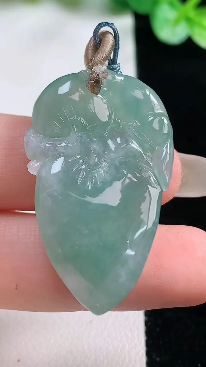 天然A货翡翠寿桃吊坠，尺寸35.5-18.8-5，重量:8.57g
10月23日
