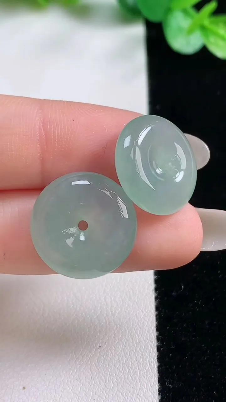 天然A货翡翠平安扣吊坠一对，尺寸17-4.7，重量:6.16g
10月23日