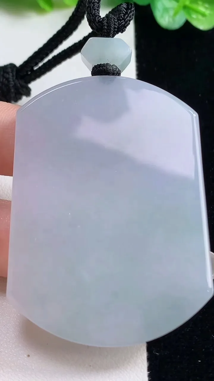 天然A货翡翠春带彩紫罗兰无事牌吊坠，尺寸33.5-40.7-5.5，重量:40.00g
10月23日