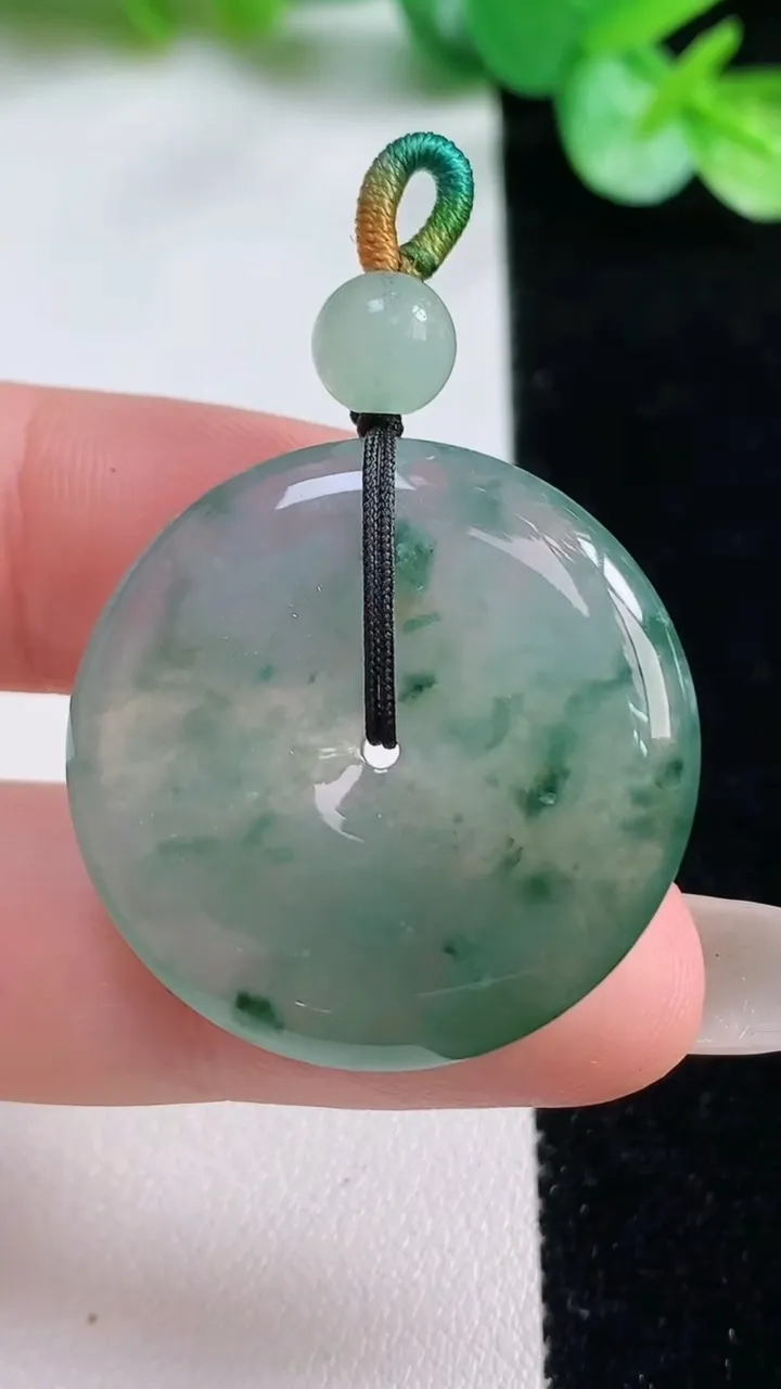 天然A货翡翠冰种飘花平安扣吊坠，尺寸29-5.5，重量:10.30g
10月23日