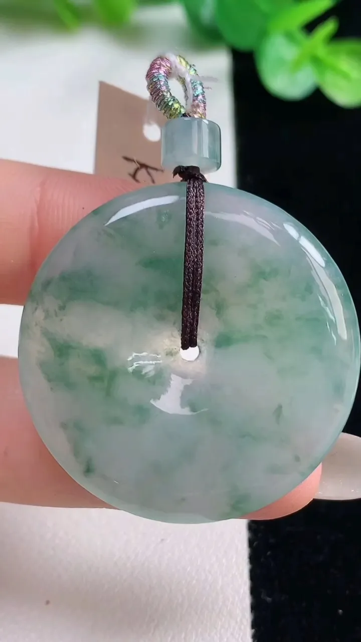 天然A货翡翠冰种飘花平安扣吊坠，尺寸35-4.8，重量:12.39g
10月23日