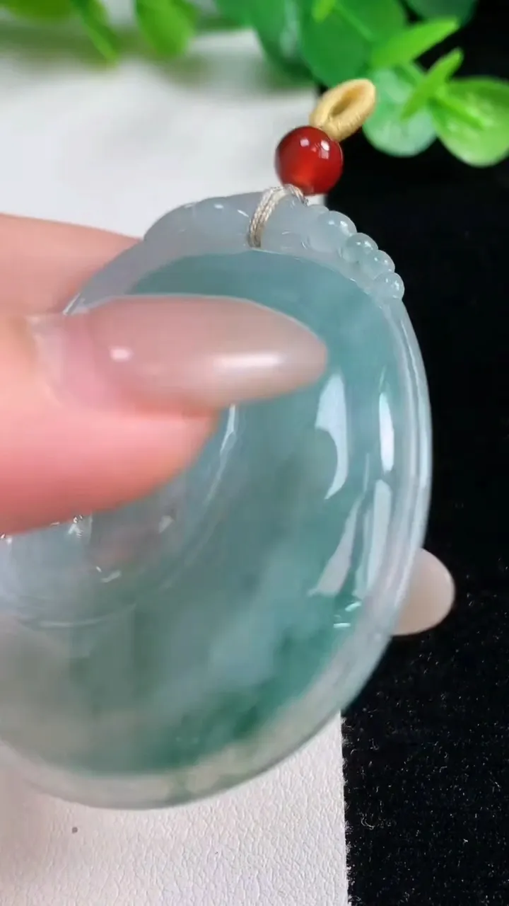 天然A货翡翠冰种飘花如意吊坠，尺寸53.5-42.8-6.7，重量:26.00g
10月23日