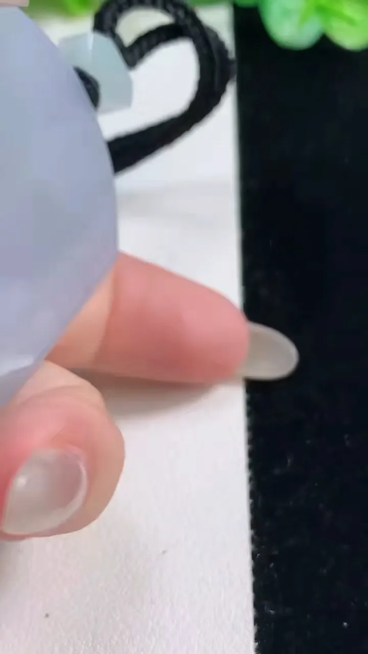 天然A货翡翠春带彩紫罗兰无事牌吊坠，尺寸33.5-40.7-5.5，重量:40.00g
10月23日