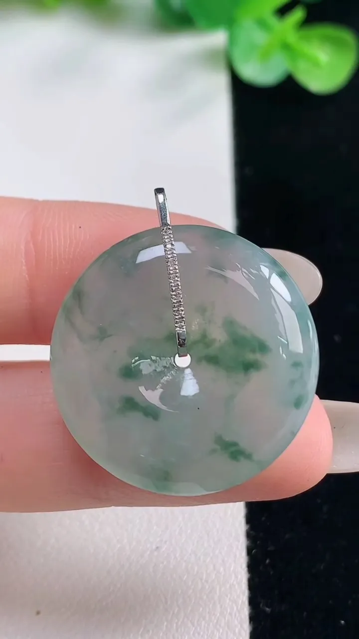 天然A货翡翠种飘花平安扣吊坠，尺寸26.3-5.9，重量:9.25g
10月23日