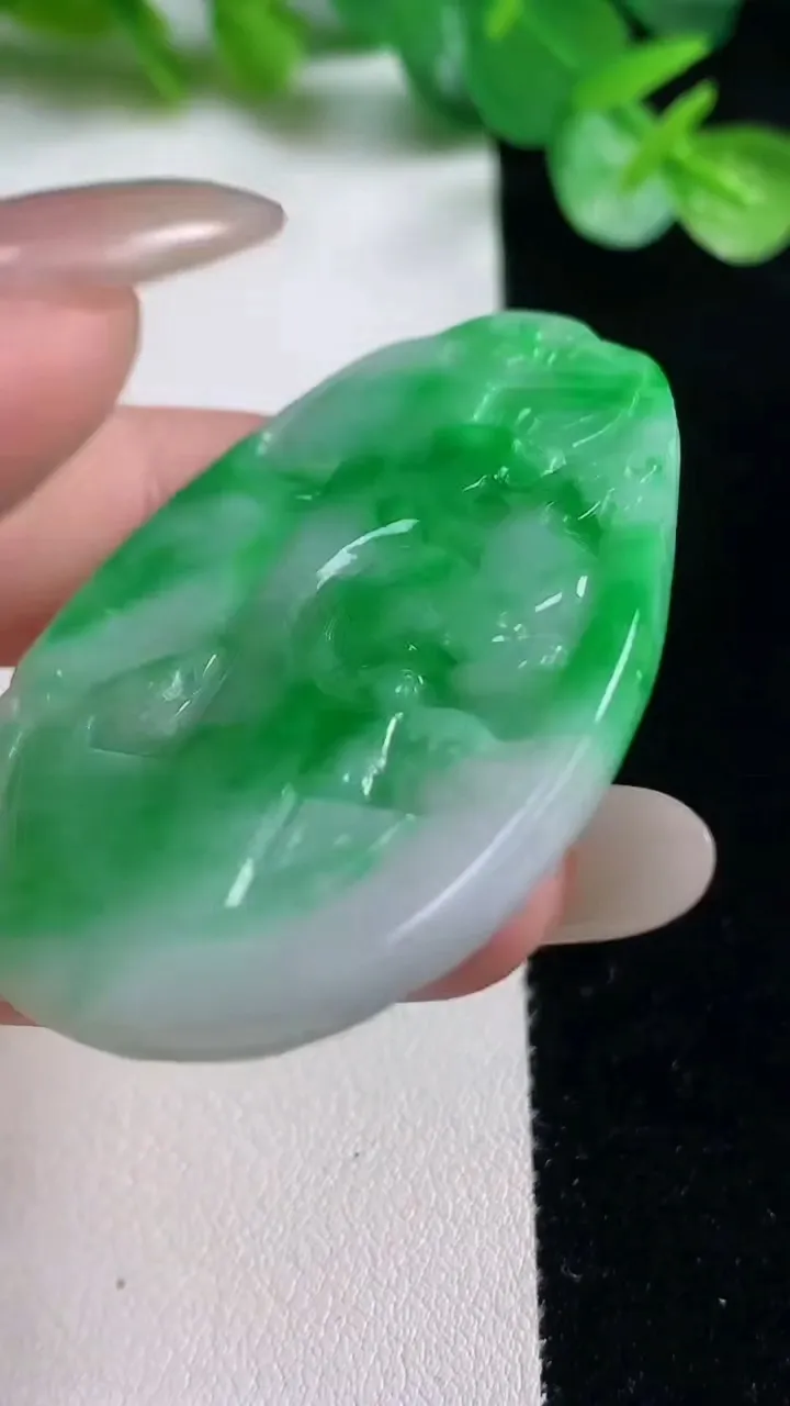 天然A货翡翠复古龙牌吊坠，尺寸50.4-35.3-3.9，重量:14.31g
10月23日