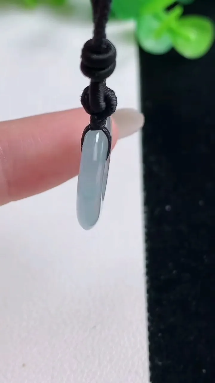 天然A货翡翠冰种飘花平安扣吊坠，尺寸18.5-3.7，重量:4.28g
10月23日
