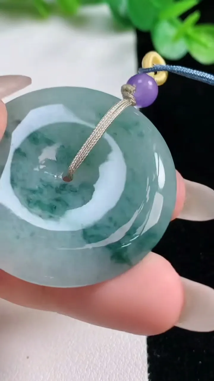 天然A货翡翠冰种飘花平安扣吊坠，尺寸37.8-6.4，重量:20.63g
10月23日