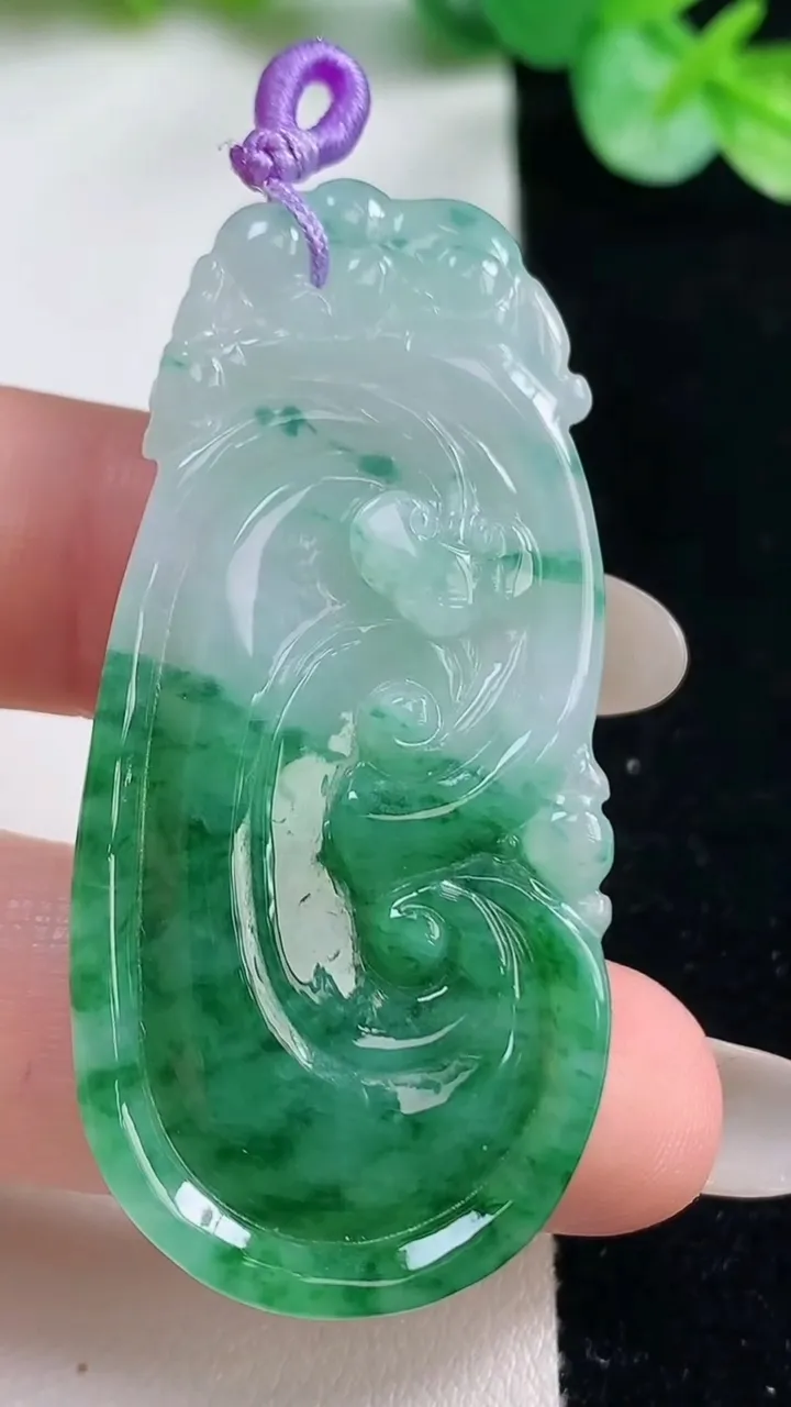天然A货翡翠如意吊坠，尺寸51.7-24.3-6，重量:13.48g
10月23日