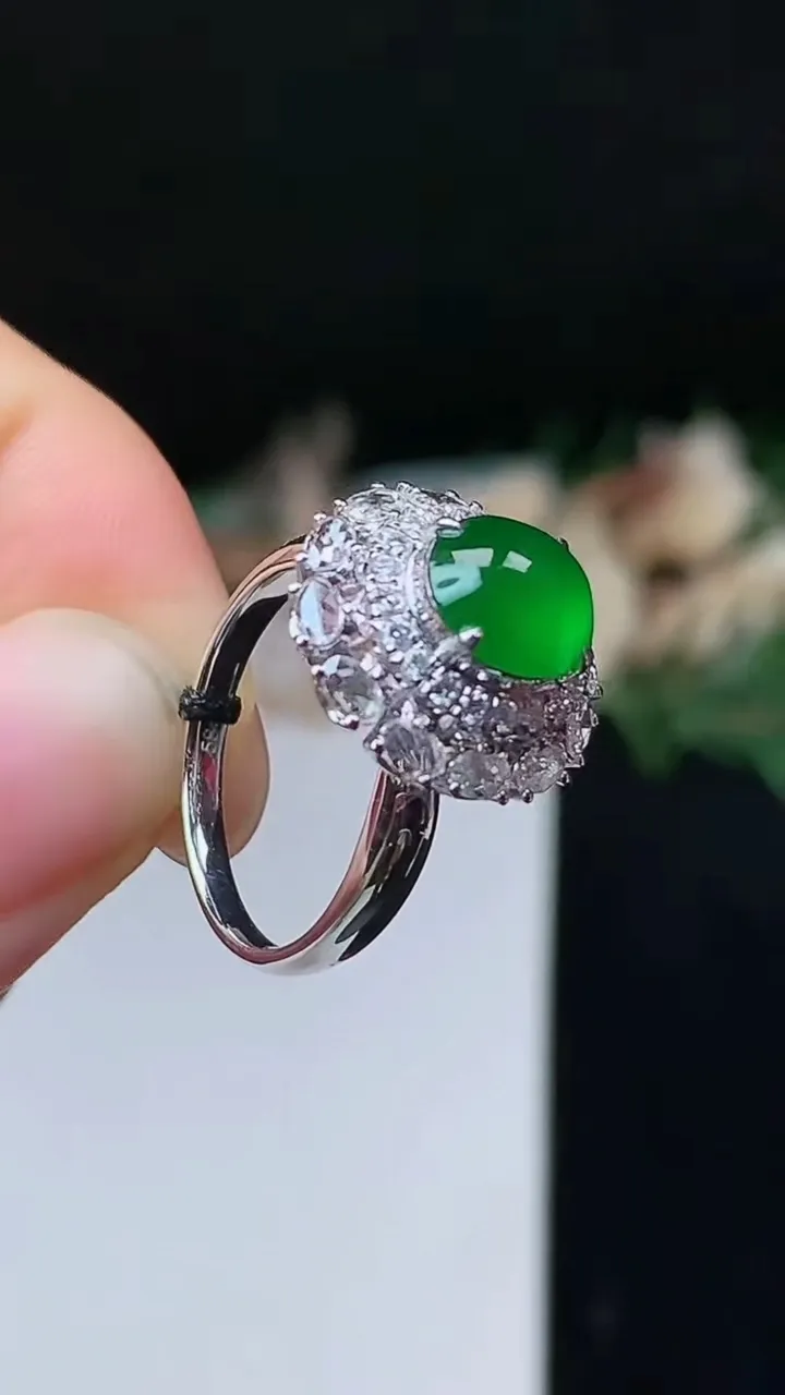 天然A货翡翠蛋面戒指，尺寸16.4-8-7.4，重量:3.55g2025年10月23日
工厂直销收藏佳品,种好水足，色泽均匀，有种有色，上手高大气！