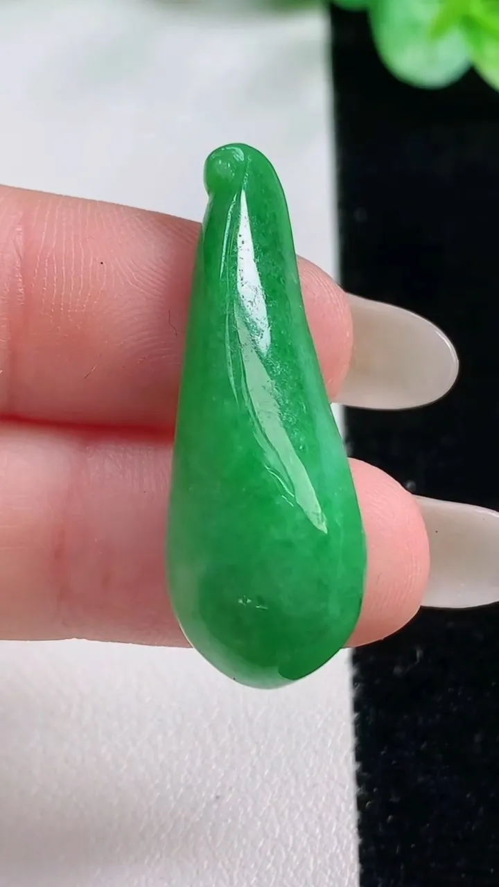 天然A货翡翠福瓜吊坠，尺寸35.2-12-5.2，重量3.75g
10月23日