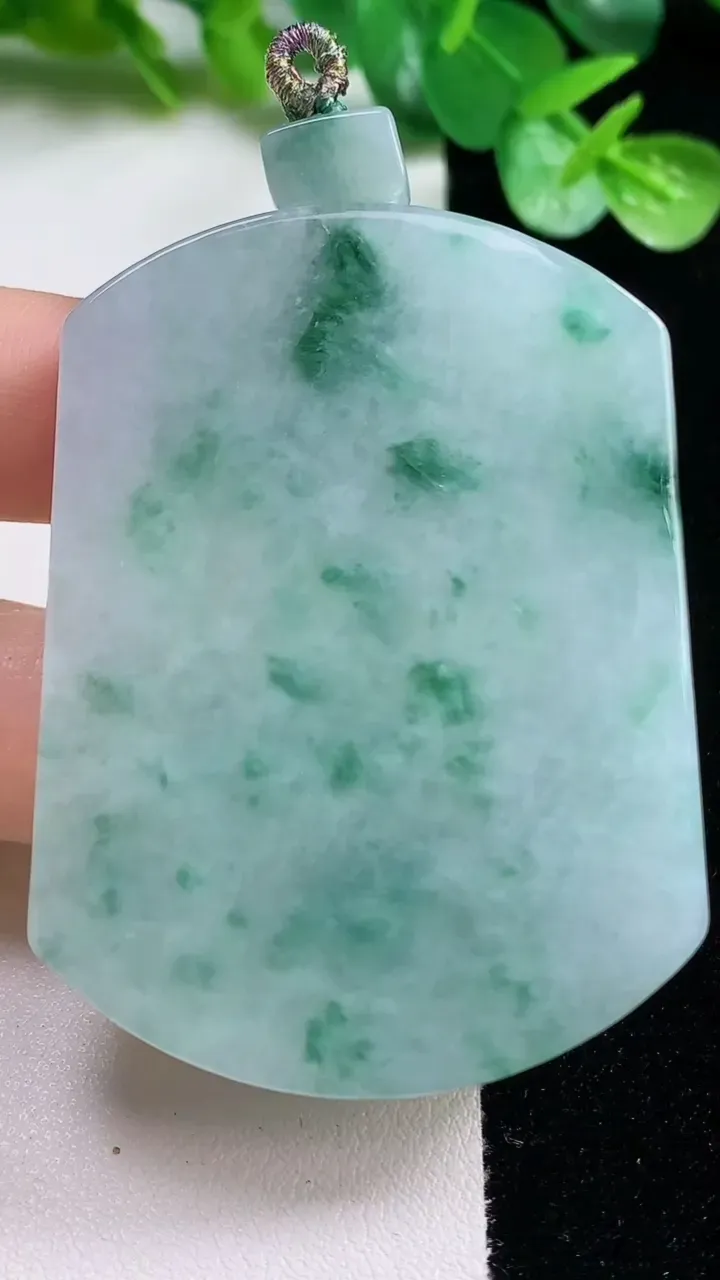 天然A货翡翠冰种飘花无事牌吊坠，尺寸56.2-42.4-6.4，重量:41.47g
10月23日