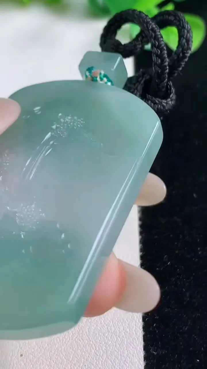 天然A货翡翠山水牌吊坠，尺寸51.4-36.2-6，重量:33.03g
10月23日