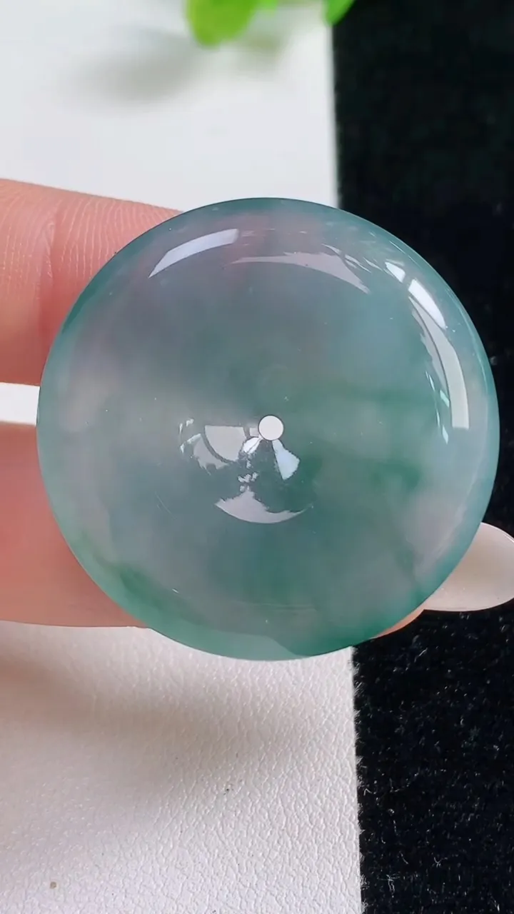 天然A货翡翠种飘花平安扣吊坠，尺寸34.2-6，重量:15.30g
10月23日