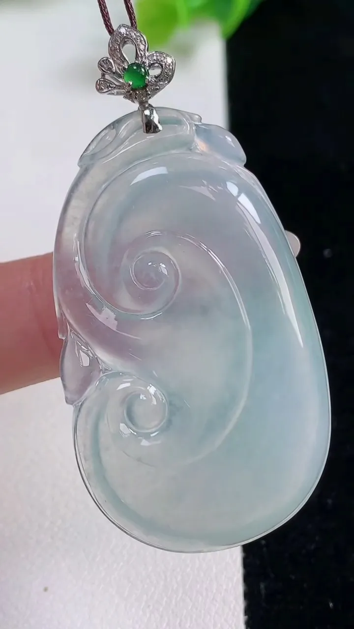 天然A货翡翠种白冰如意吊坠，尺寸51.2-32-5.4，重量:20.38g
10月23日
