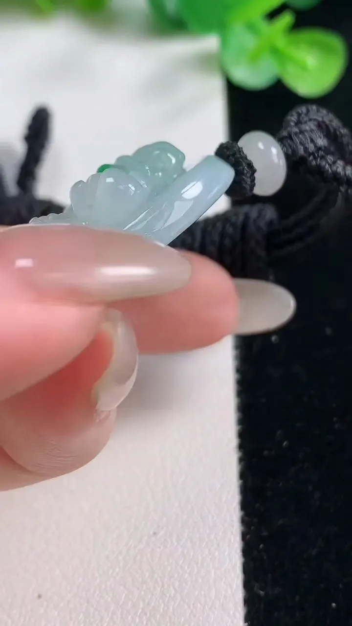 天然A货翡翠虚空藏菩萨吊坠，尺寸50.4-33.5-10，重量:35.42g
10月23日