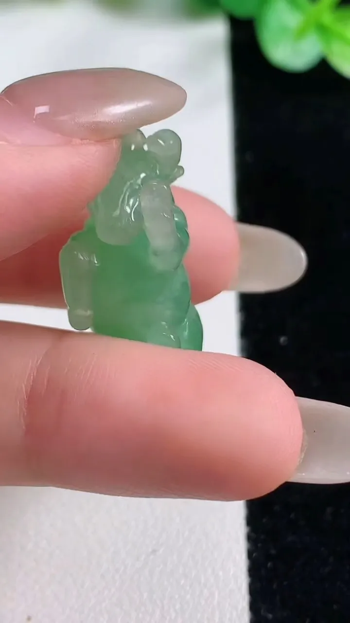 天然A货翡翠生肖牛吊坠，尺寸30-12.3-11.4，重量:7.31g
10月23日