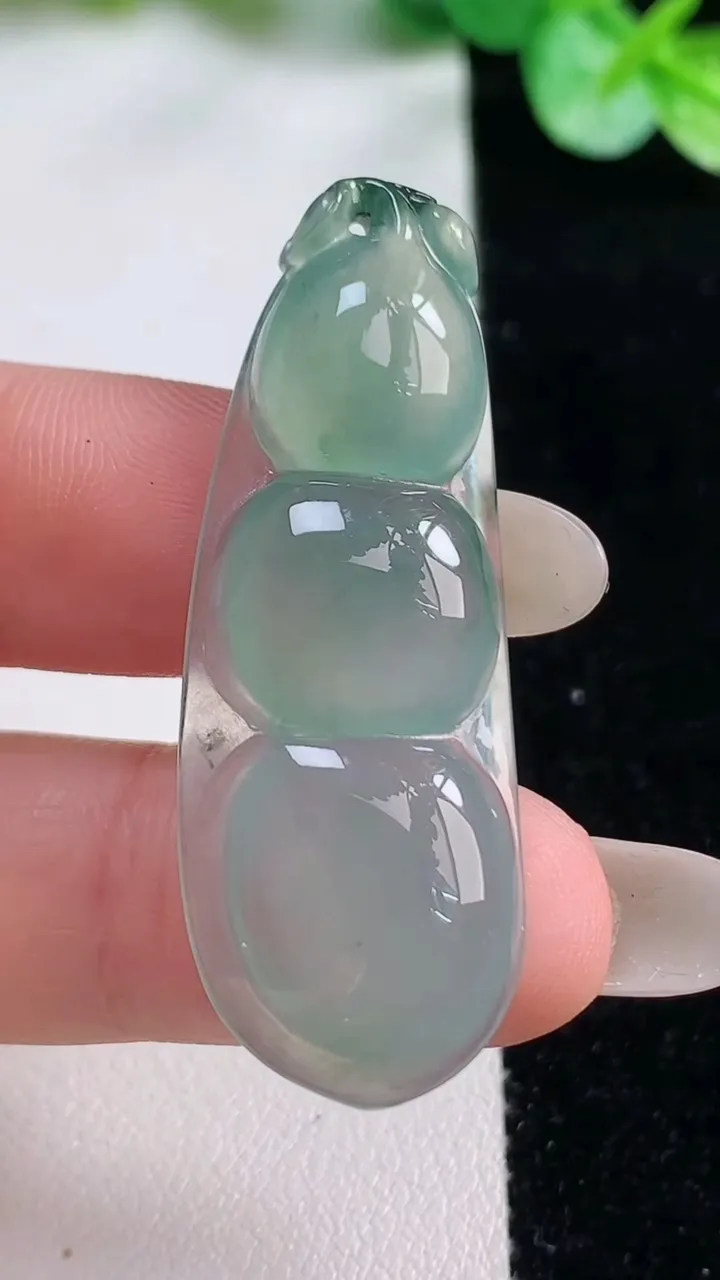 天然A货翡翠冰种飘花福豆吊坠，尺寸44.5-16.3-5.2，重量:5.99g
10月23日