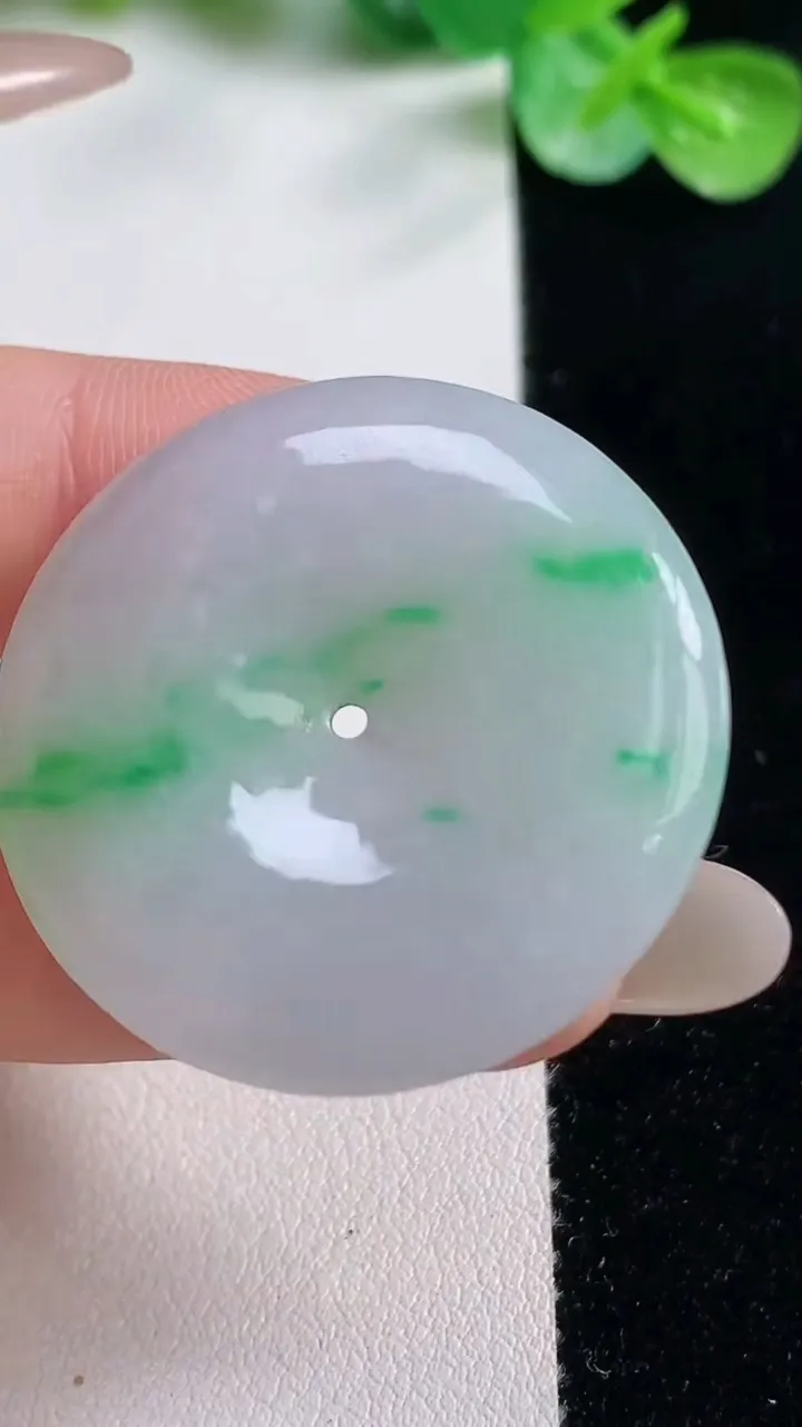 天然A货翡翠平安扣吊坠，尺寸34-5.7，重量:14.20g
10月23日