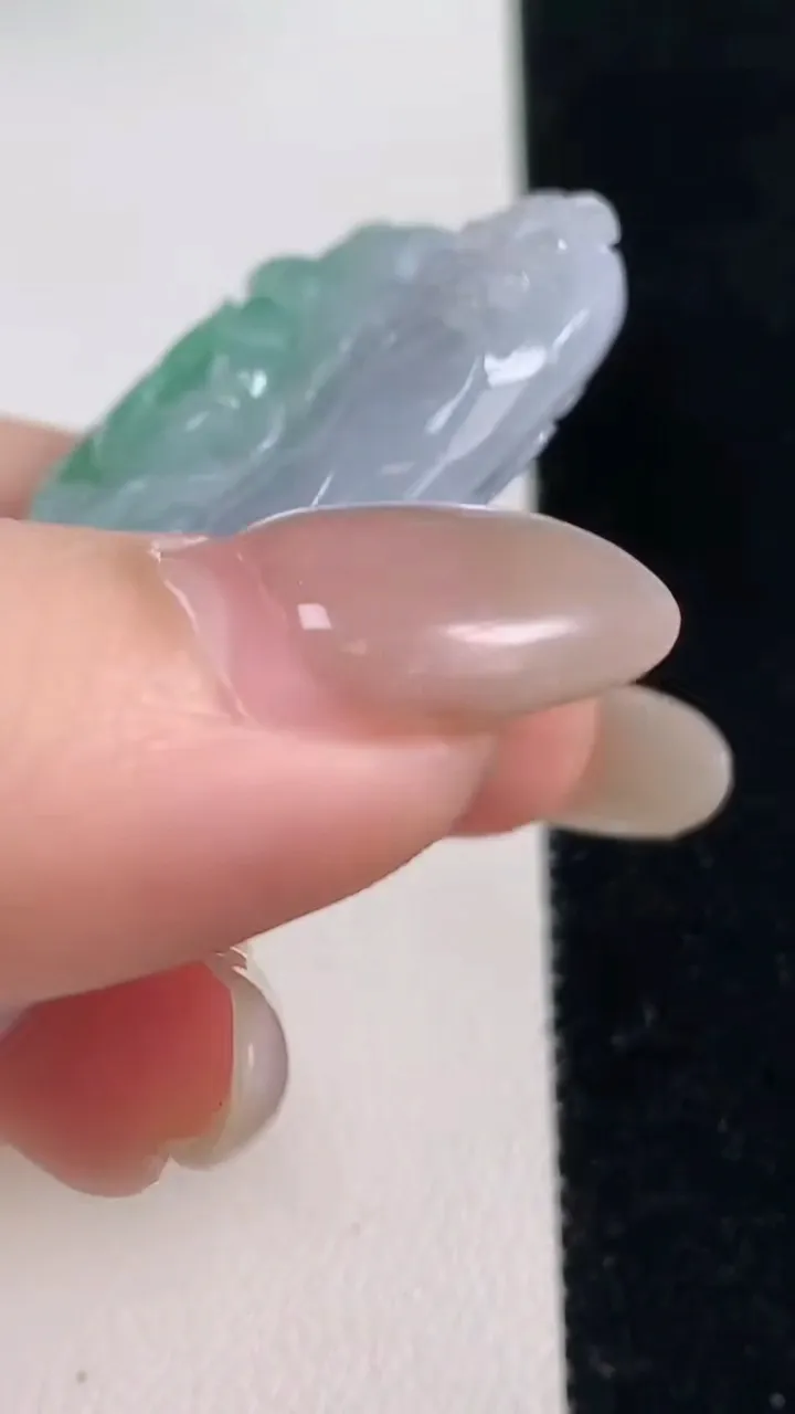 天然A货翡翠梅花鹿吊坠，尺寸54.2-26-11，重量:32.39g
10月23日