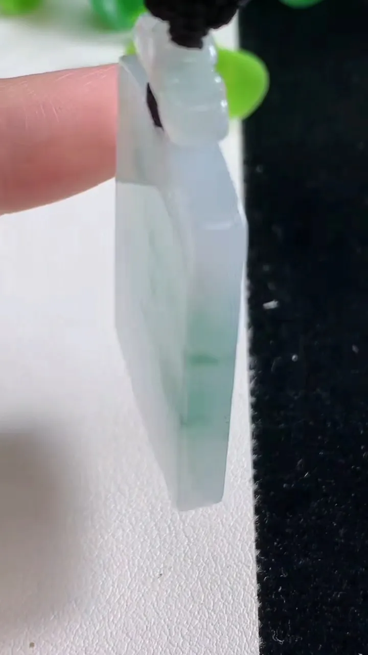 天然A货翡翠冰种飘花仿古无事牌吊坠，尺寸42.7-27-4.8，重量:20.93g
10月23日