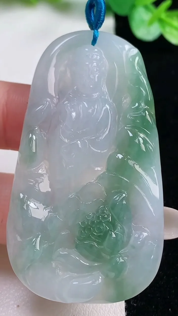 天然A货翡翠观音菩萨吊坠，尺寸58.8-33.2-4.3，重量:20.97g
10月23日