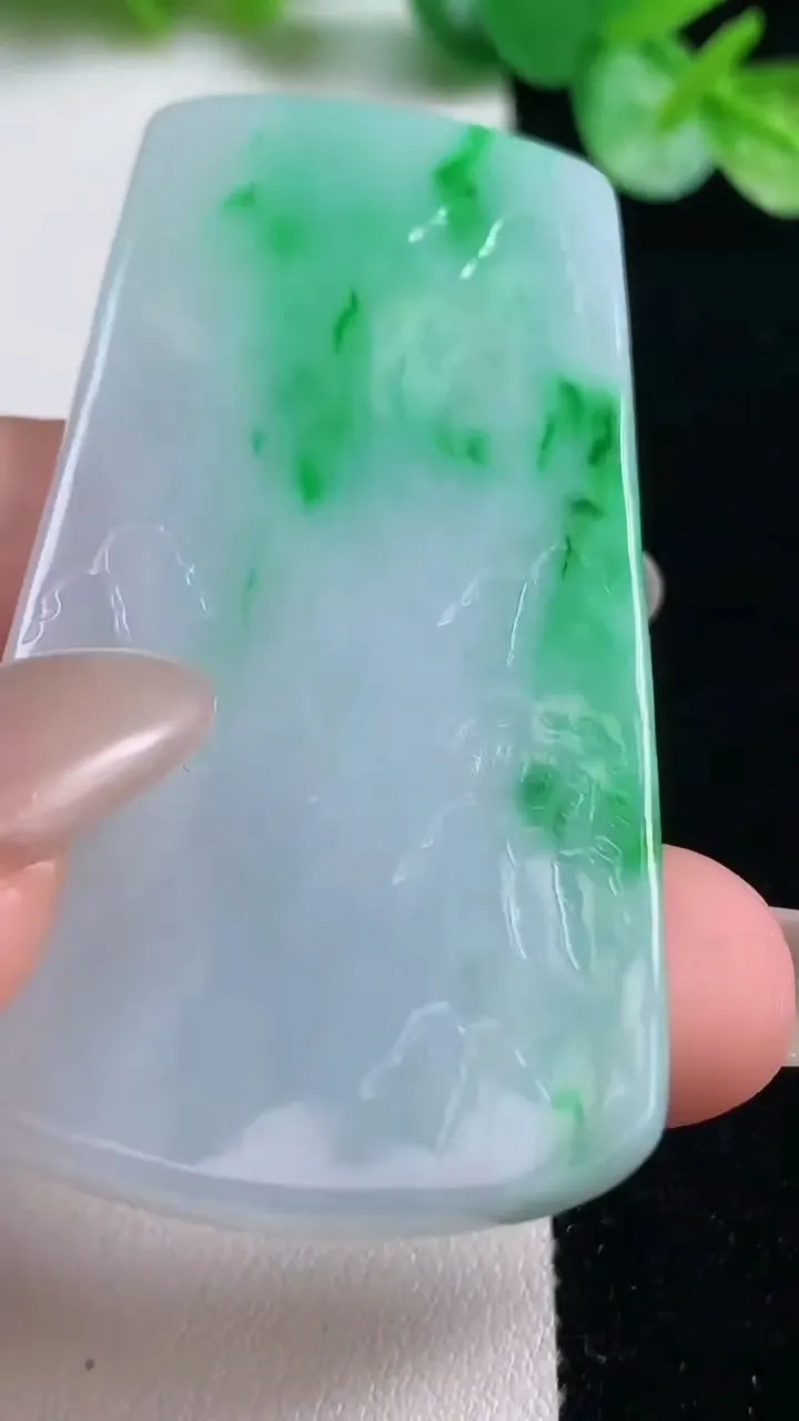 天然A货翡翠山水牌吊坠，尺寸58.3-31.6-5.7，重量:25.68g
10月23日
