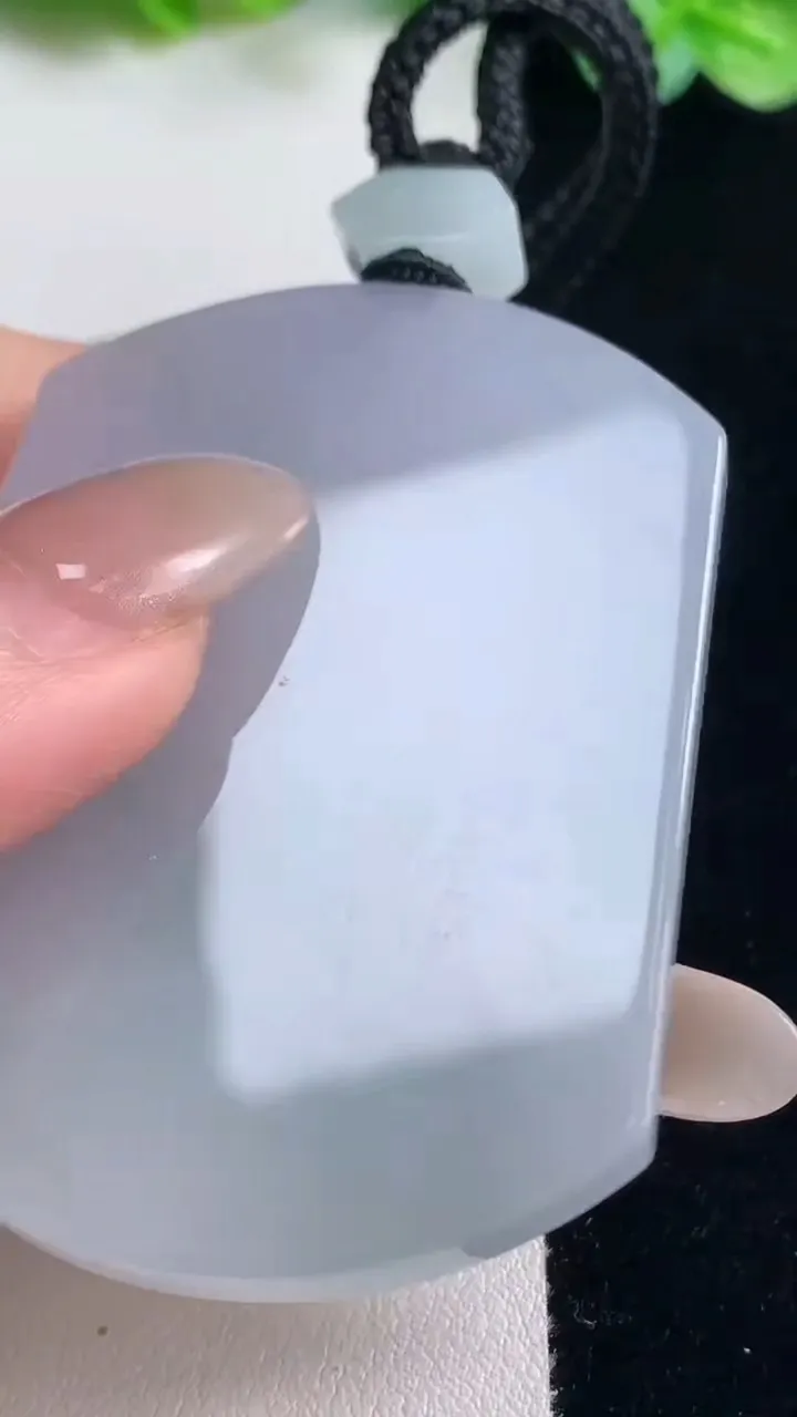 天然A货翡翠春带彩紫罗兰无事牌吊坠，尺寸33.5-40.7-5.5，重量:40.00g
10月23日