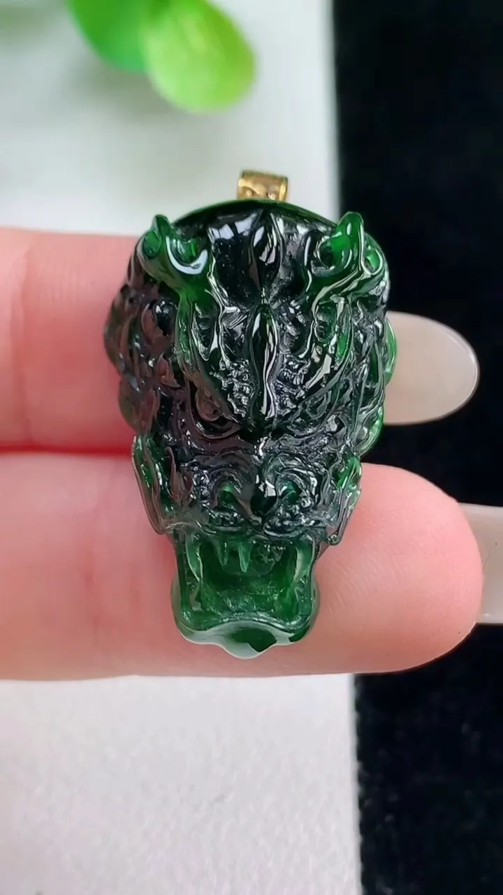 天然A货翡翠龙牌吊坠，尺寸26-17.6-10.5，重量:8.06g
10月23日