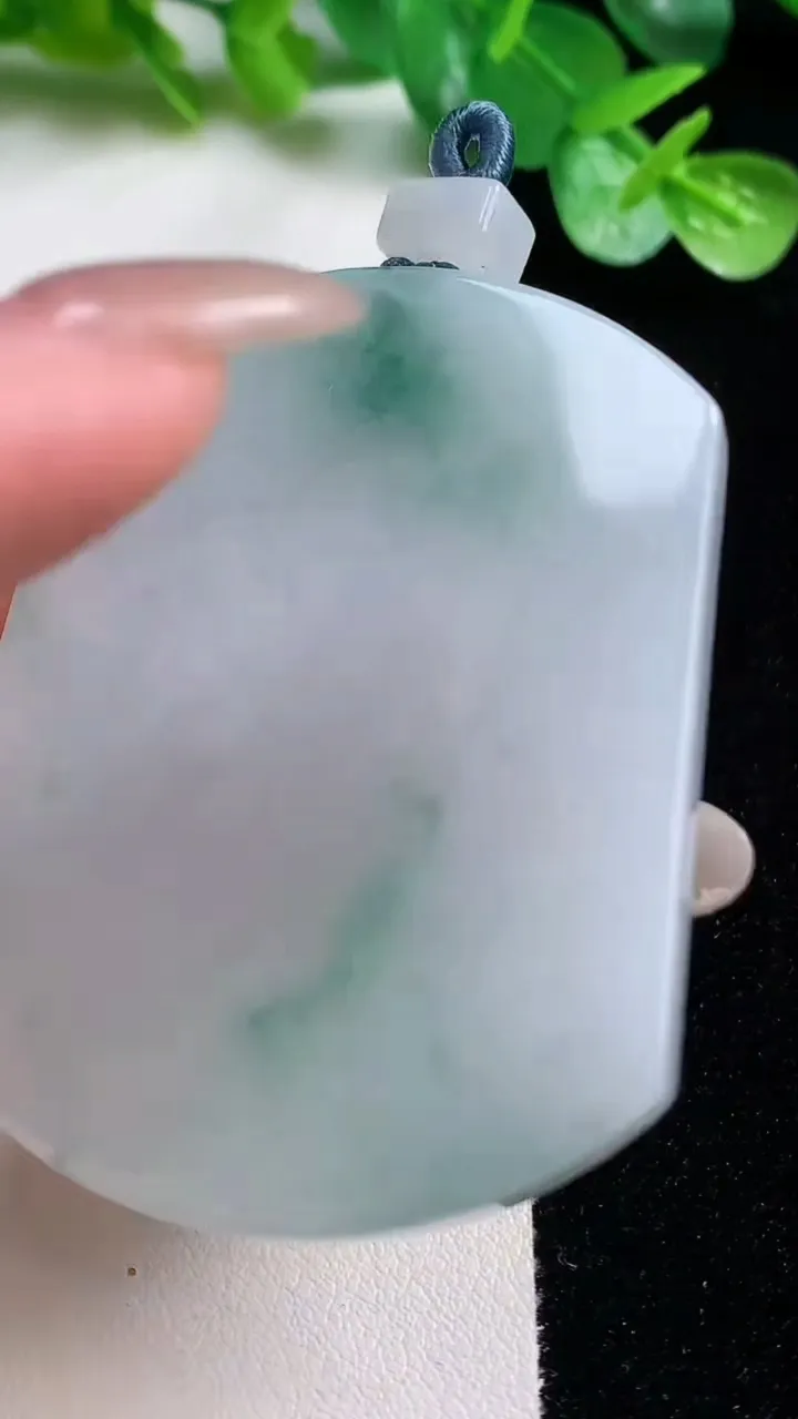 天然A货翡翠冰种飘花无事牌吊坠，尺寸56.7-43.8-6.4，重量:42.51g
10月23日