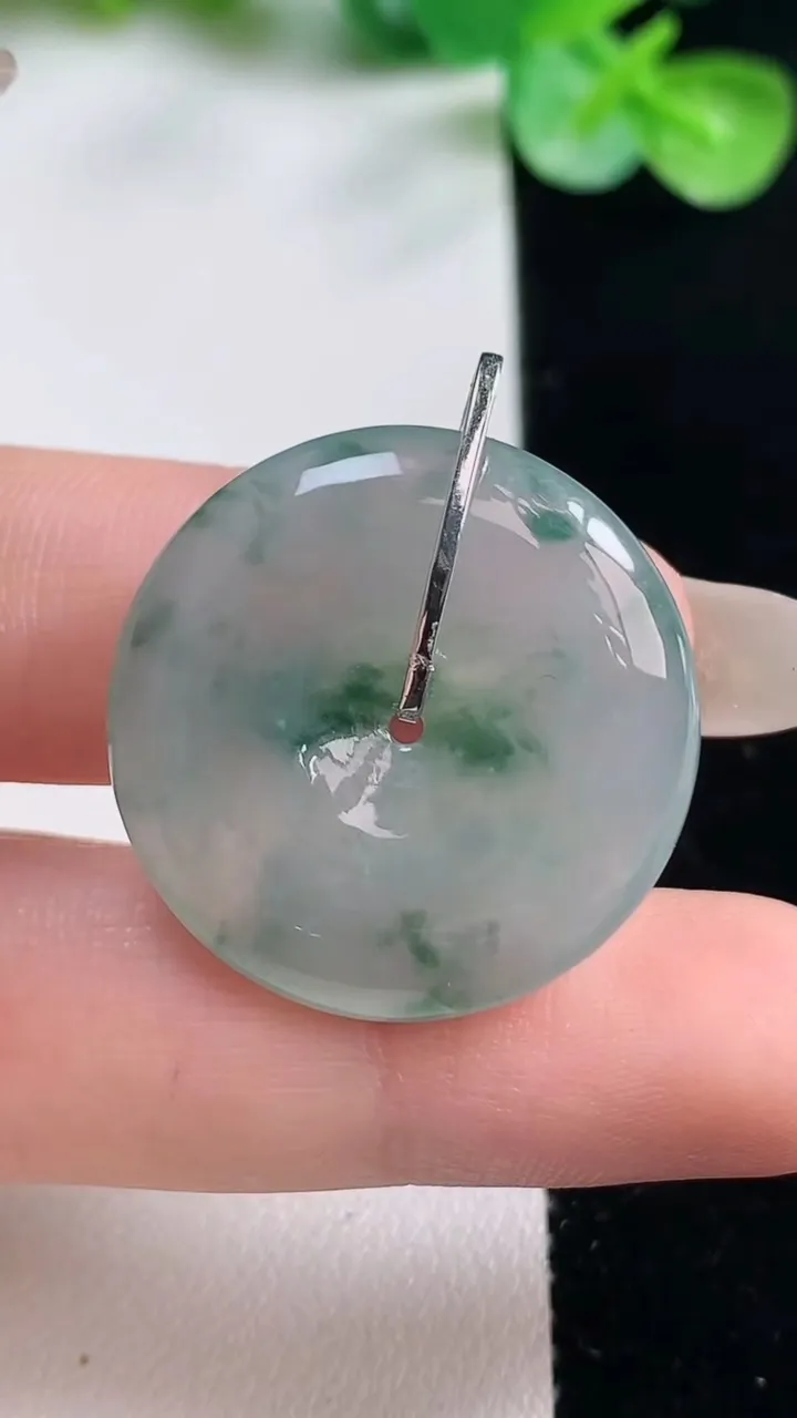 天然A货翡翠种飘花平安扣吊坠，尺寸26.3-5.9，重量:9.25g
10月23日