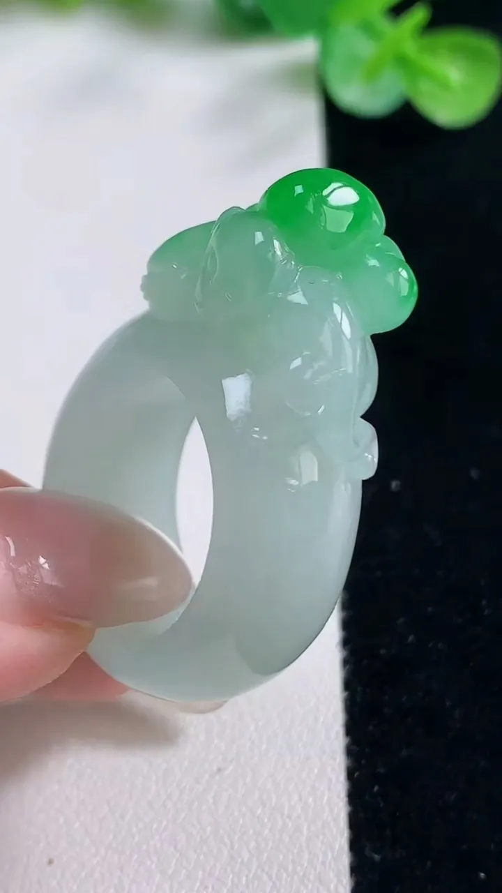 天然A货翡翠生肖猴指环扳指，尺寸19.3-10.2-21.6-15，重量:15.52g2025年10月23日
工厂直销收藏佳品,种好水足，色泽均匀，有种有色，上手高大气！