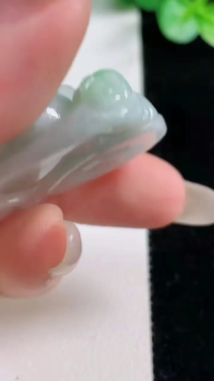 天然A货翡翠佛公吊坠，尺寸31.3-36.7-12.7，重量:22.75g
10月23日